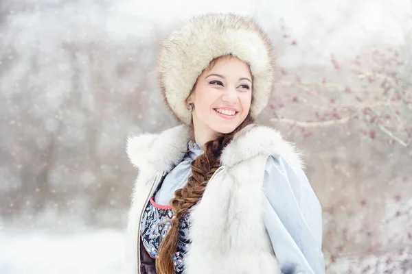 Bela mulher inverno — Fotografia de Stock