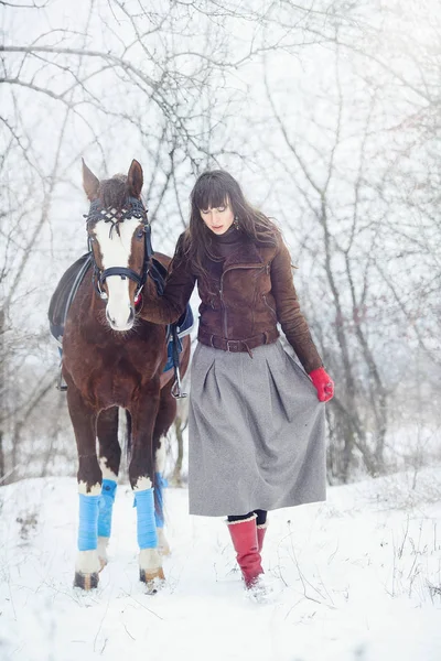 Hermosa mujer con caballo en invierno — Foto de Stock