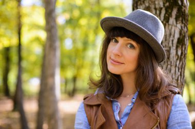 kadın şapka kırmızı ceket ormanda