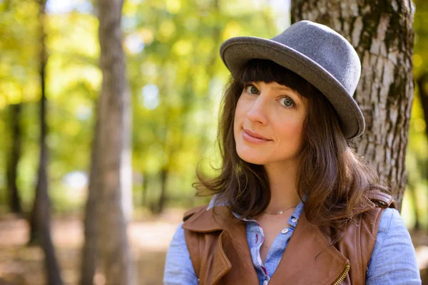 kadın şapka kırmızı ceket ormanda