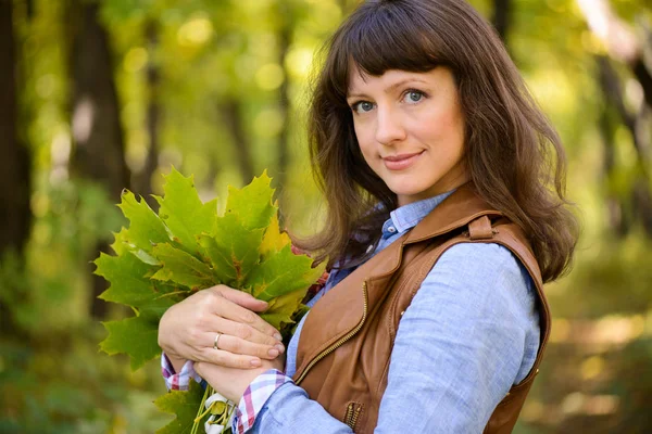 kadın ormanda kırmızı ceketli