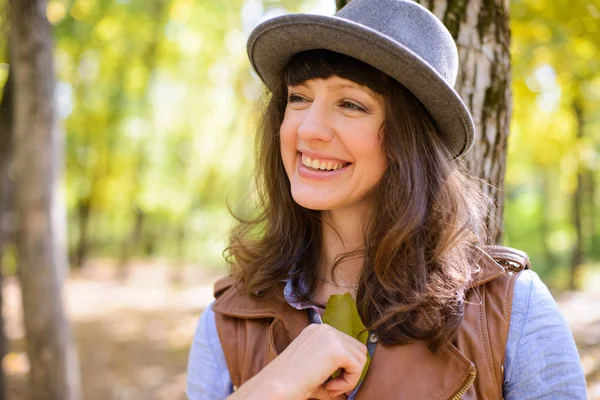 mutlu kadın ormanda kırmızı ceketli