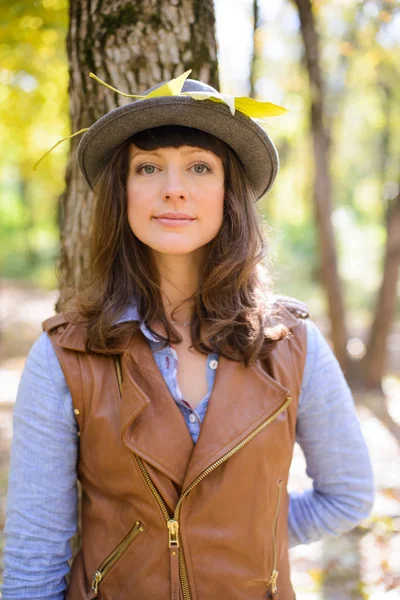 kadın şapka kırmızı ceket ormanda