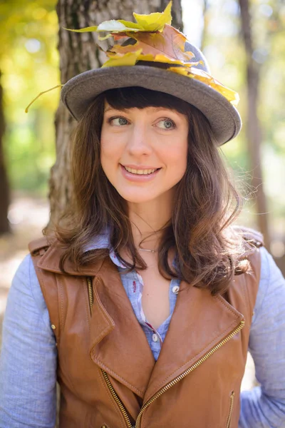 kadın şapka kırmızı ceket ormanda