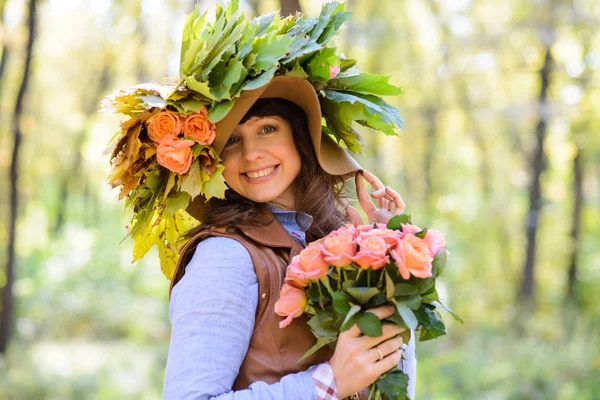 Mutlu kadın ormanda çiçekli — Stok fotoğraf