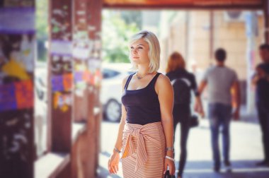 şehirde güzel sarışın kadın