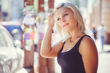şehirde güzel sarışın kadın