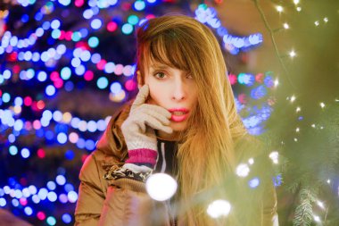 bir ağaç ve çelenk, gece portresi olan kadın