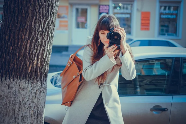 Mulher na moda com uma câmera — Fotografia de Stock