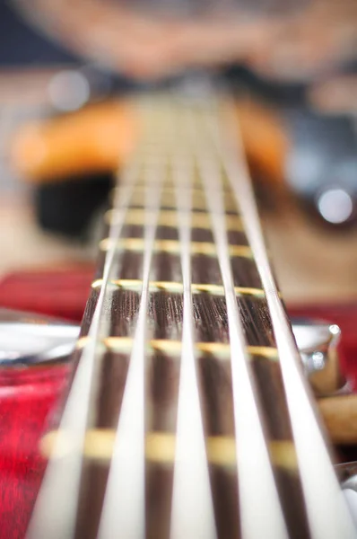 Guitarra com foco na parte inferior E string e string-tree . — Fotografia de Stock