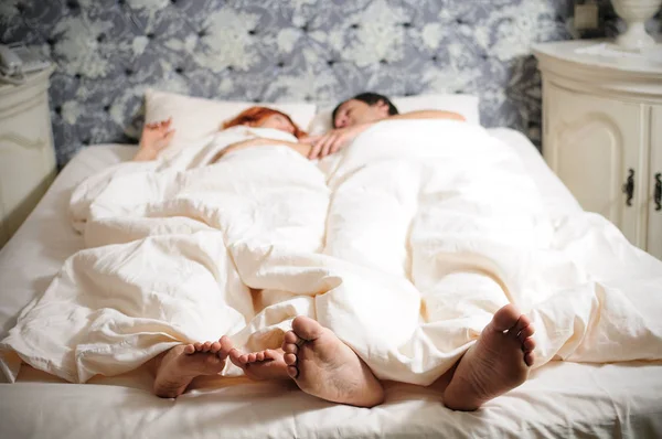 可爱的情侣在床上，脚上的焦点 — 图库照片