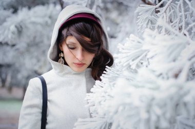 Kışın açık havada çekici bir genç kadın.