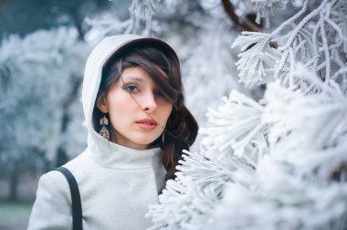 Kışın açık havada çekici bir genç kadın.