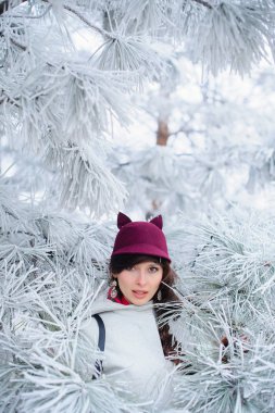 Kışın açık havada çekici bir genç kadın.