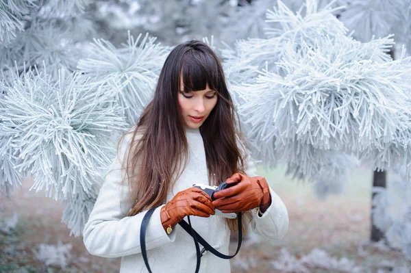 Atractiva joven mujer en invierno al aire libre — Foto de Stock