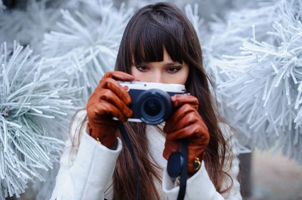 Jovem mulher atraente no inverno ao ar livre — Fotografia de Stock