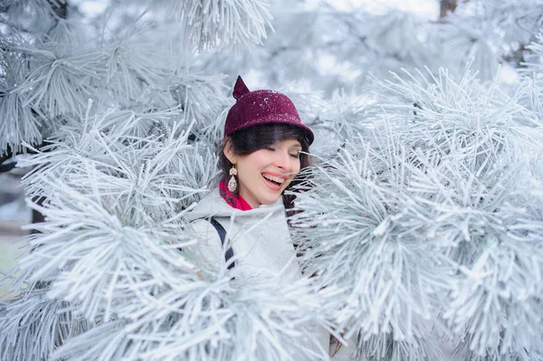 Atractiva joven mujer en invierno al aire libre — Foto de Stock