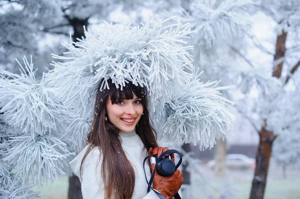 Attrayant jeune femme en hiver en plein air — Photo