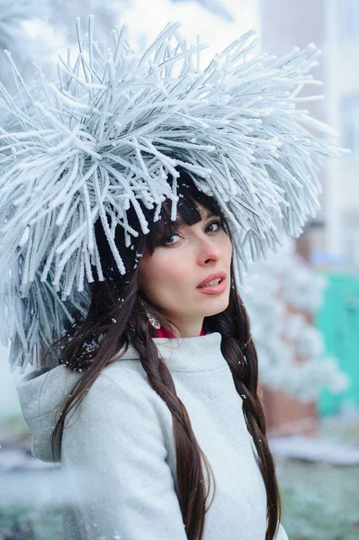 Attrayant jeune femme en hiver en plein air — Photo