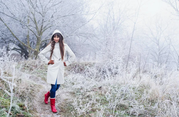 Attractive young woman in wintertime outdoor — Stock Photo, Image