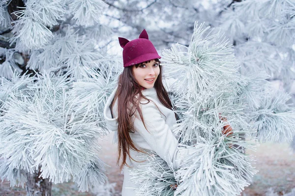 Jovem mulher atraente no inverno ao ar livre — Fotografia de Stock