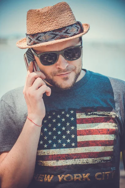 Telefon ile genç adam — Stok fotoğraf
