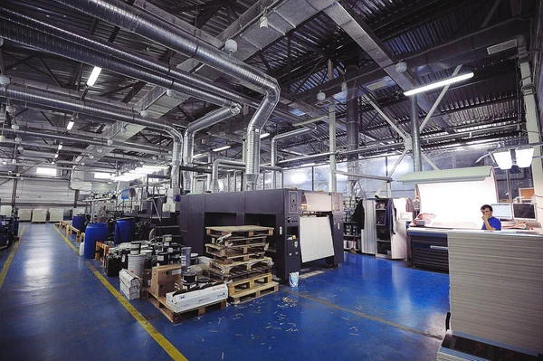 Fabricación de envases, prensas y cortadoras de impresión y corte — Foto de Stock