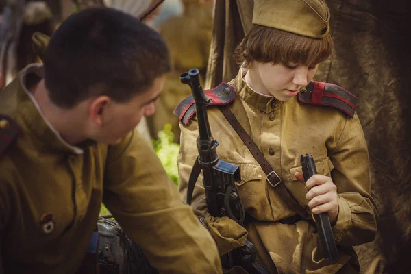 Reencenação histórica da Segunda Guerra Mundial em 9 de maio de 2016 em Kiev, Ucrânia — Fotografia de Stock