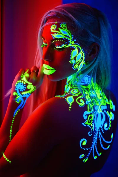 Flicka neonljus — Stockfoto