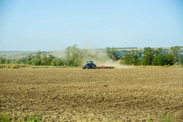 Tractor plowing the land — Stock Photo, Image