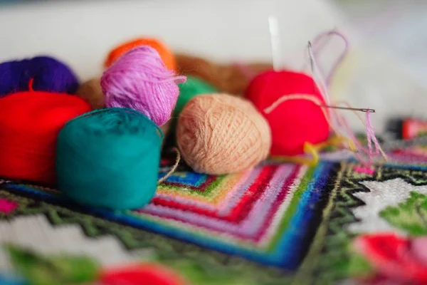 Gekleurde draad voor cross-stitching met een naald — Stockfoto