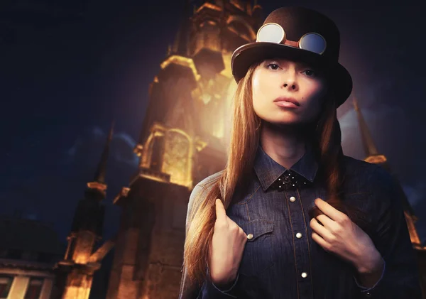 Vrouw in hoed nacht stad — Stockfoto