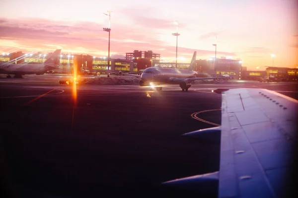 Airport plane takeoff — Stock Photo, Image