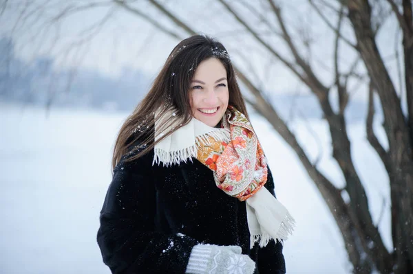 Jeune femme heureux souriant hiver — Photo