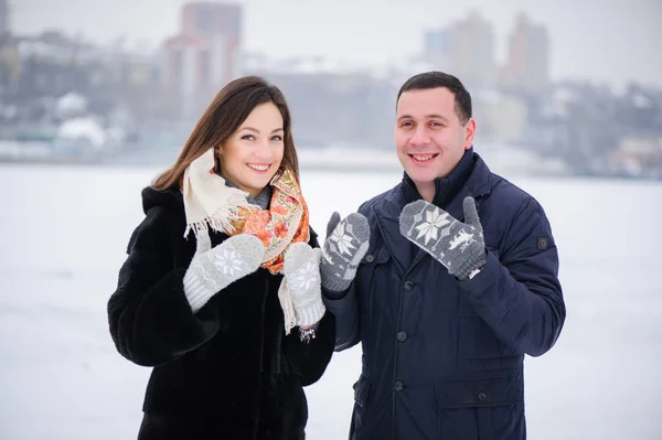 Jonge man en vrouw winter — Stockfoto