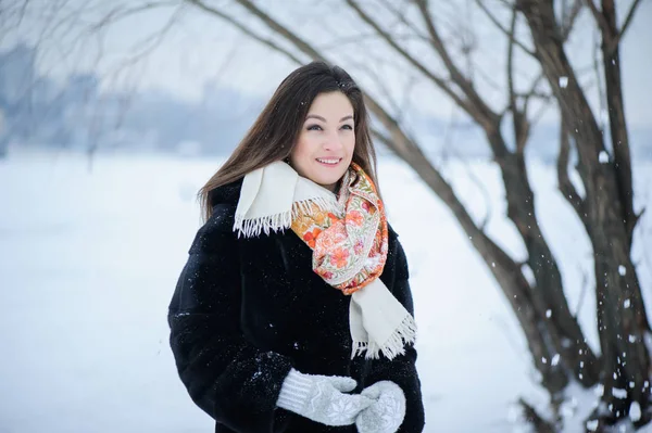 Jovem mulher feliz sorrindo inverno — Fotografia de Stock
