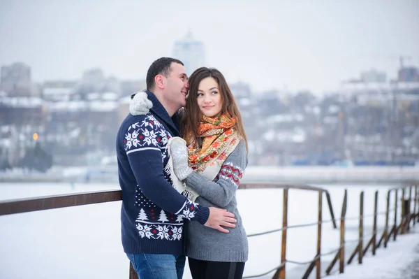 Gelukkige paar in liefde lopen in de winter — Stockfoto