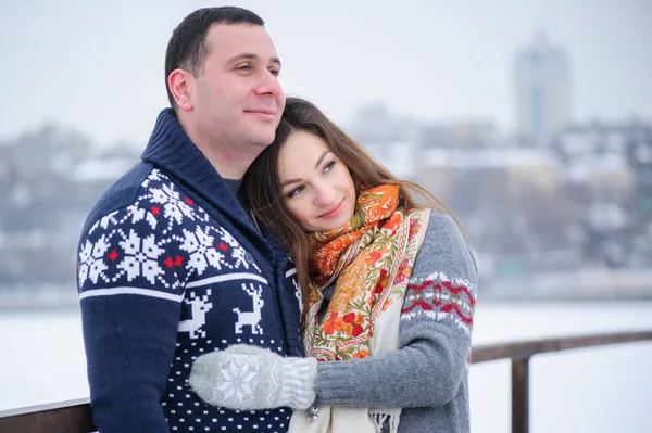 Gelukkige paar in liefde lopen in de winter — Stockfoto