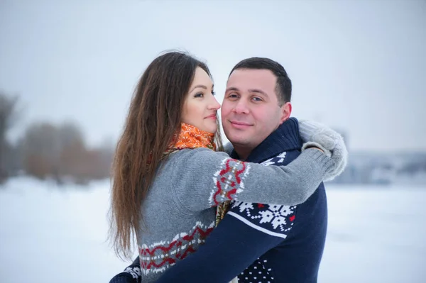 Feliz pareja enamorada caminando en el invierno — Foto de Stock