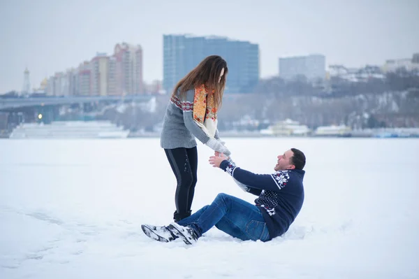 Lyckliga par i kärlek promenader i vinter — Stockfoto