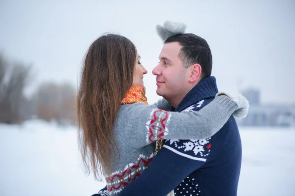 Gelukkige paar in liefde lopen in de winter — Stockfoto