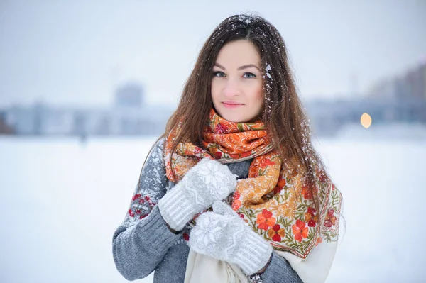 Belle jeune femme dans un pull et mitaines — Photo