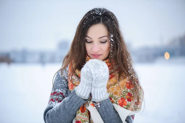 Bela jovem mulher aquecendo suas mãos inverno — Fotografia de Stock