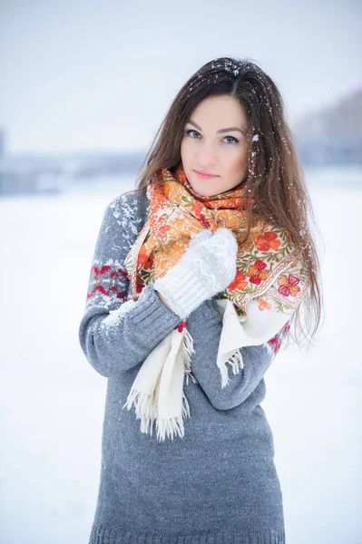 美丽的年轻女子，在一件毛衣和连指手套 — 图库照片