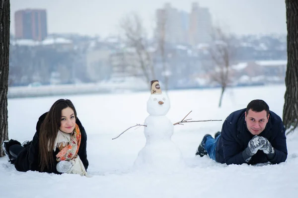Feliz pareja enamorada caminando en el invierno —  Fotos de Stock