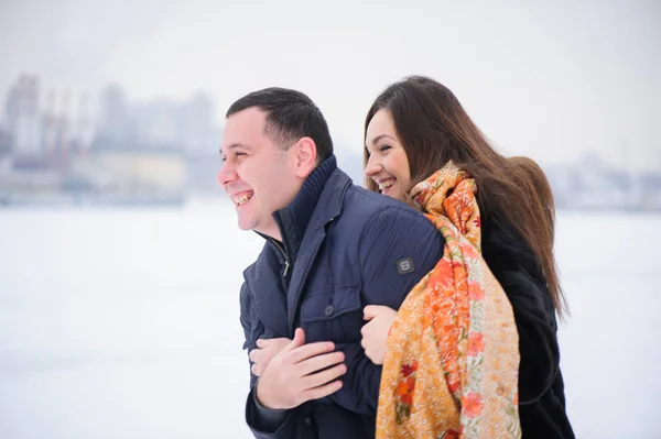 Gelukkige paar in liefde lopen in de winter — Stockfoto