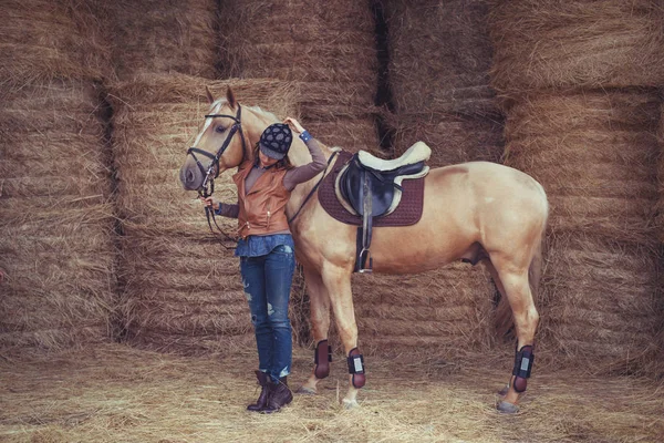 Mulher bonita com um cavalo — Fotografia de Stock