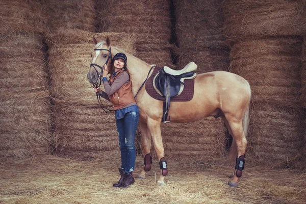 Mulher bonita com um cavalo — Fotografia de Stock