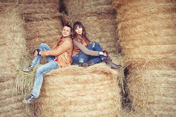 Casal apaixonado no feno — Fotografia de Stock