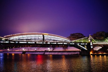 gece bir yaya köprü Nehri